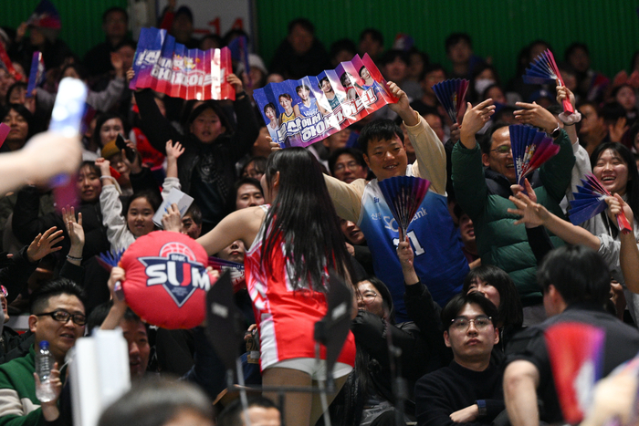 올스타전을 찾은 팬들이 뜨거운 응원을 펼치고 있다. 사진 | WKBL