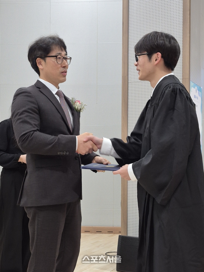 이선구 임실고 교장이 한 졸업생에게 졸업장을 수여하고 있다. ( 사진= 고봉석 기자 )