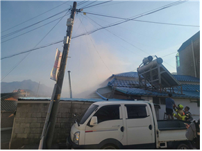태양광 온수통에서 발생한 화재진압 모습 .사진|강원특별자치도 영월소방서