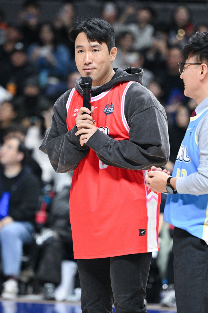 “농구 어렵네요” 女 농구 올스타전 ‘시투’ 나선 ‘롯데 캡틴’ 전준우의 소감 [SS백스톱]