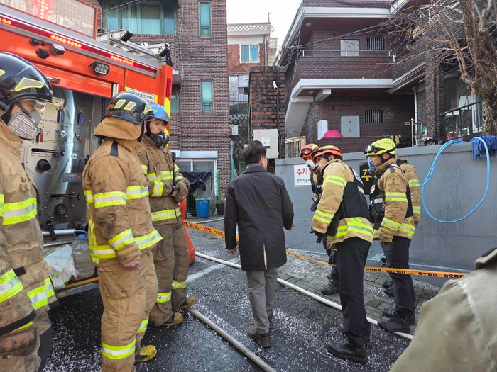 육동한 춘천시장이 4일 오전 후평동 주택 화재 현장을 찾아 현장 대응과 안전관리 실태를 점검하고 있다. 사진|춘천시청