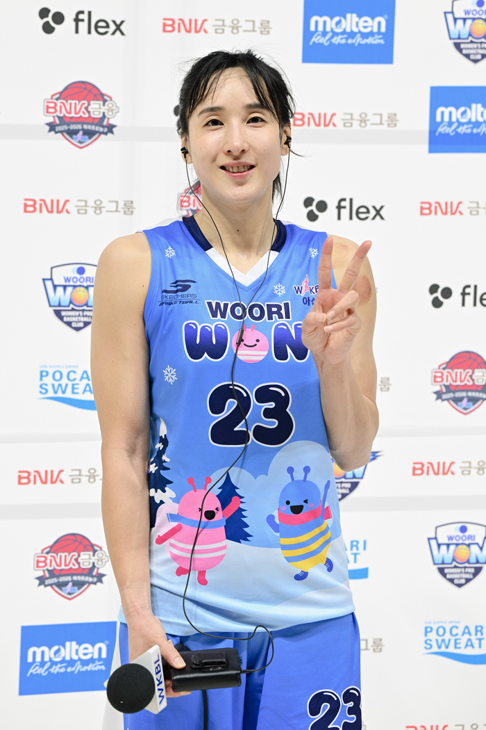 김단비가 포즈를 취하고 있다. 사진 | WKBL