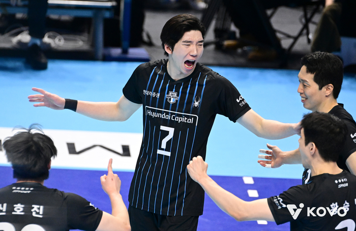 이번엔 현대캐피탈이 웃었다…격차는 이제 3점, 대한항공은 시즌 첫 ‘2연패’