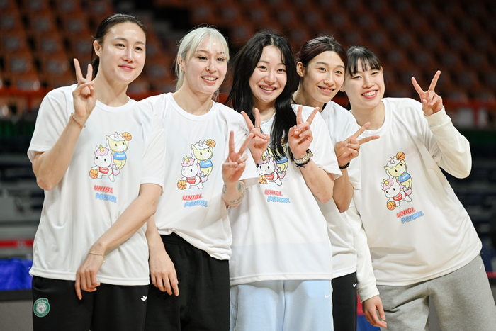 김정은(맨 왼쪽)이 선수들과 포즈를 취하고 있다. 사진 | WKBL