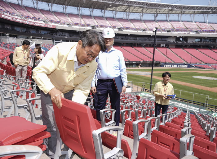 광주광역시는 사업비 6억여원을 투입해 변색과 파손 등 노후화된 관람석 1만6294석을 전면 교체하는 등 관람 환경 개선 작업을 했다. 사진 | 광주광역시