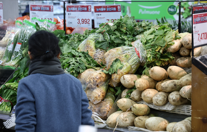 유통·철강업계, “이대로는 다 죽는다”…뼈 깎는 구조조정과 ‘신사업’ 사활