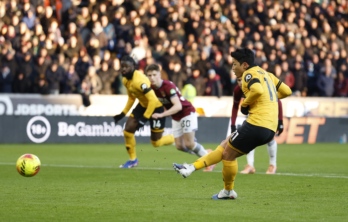 황희찬이 웨스트햄전에서 페널티킥을 시도하고 있다. 사진 | 울버햄턴=로이터연합뉴스