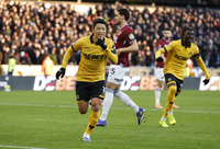 ‘1골1도움’ 황희찬 어쩌나, 울버햄턴 EPL ‘첫 승’ 이끌고도 또 부상에 웃지 못했다…61분 뛰고 쓰러져 교체