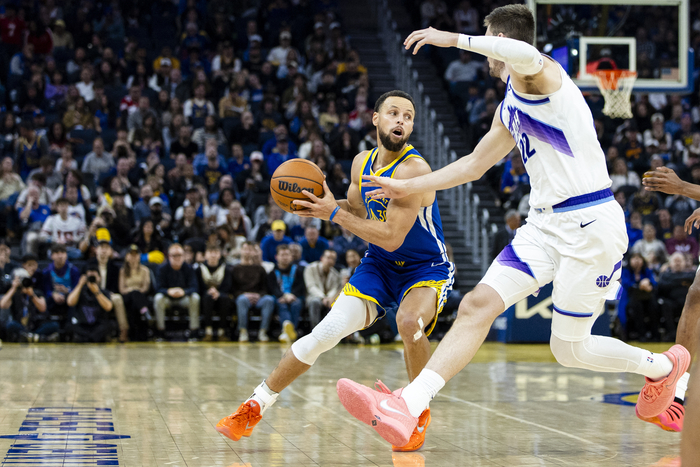 골든스테이트 커리가 4일(한국 시간) 미국 캘리포니아주 체이스 센터에서 열린 2025~2026 미국프로농구(NBA) 정규시즌 유타전에서 돌파를 시도하고 있다. 사진 | 샌프란시스코=Imagn Images 연합뉴스