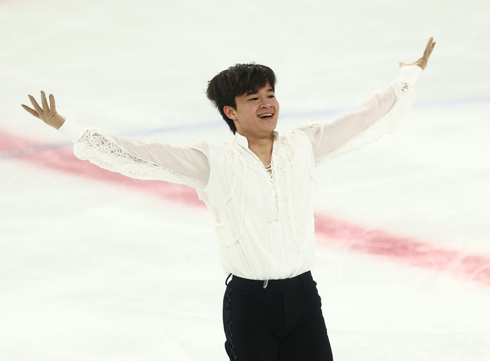 서울 목동아이스링크에서 4일 열린 제80회 전국남녀 피겨스케이팅 종합선수권대회 겸 국가대표 2차 선발전 남자 싱글 프리 스케이팅에서 김현겸(고려대)이 연기를 마친 뒤 인사를 하고 있다. 사진 | 목동=연합뉴스