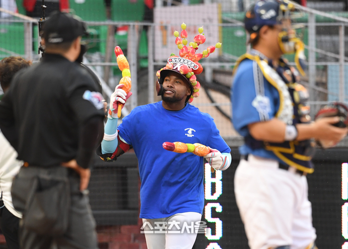 나눔팀 키움 도슨이 6일 인천 SSG랜더스필드에서 진행된 2024 KBO리그 올스타전 1회초 탕후루 모양이 장식을 하고 타석에 들어서고 있다. 문학 | 박진업 기자 upandup@sportsseoul.com