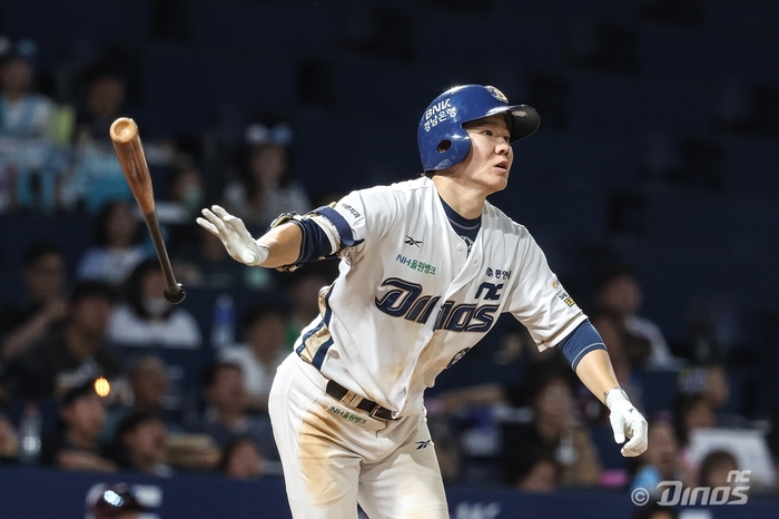 NC 주장 박민우가 9회말 자신의 타구를 바라보고 있다. 사진 | NC 다이노스