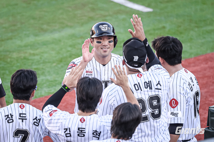 전준우가 동료들과 하이파이브를 하고 있다. 사진 | 롯데 자이언츠