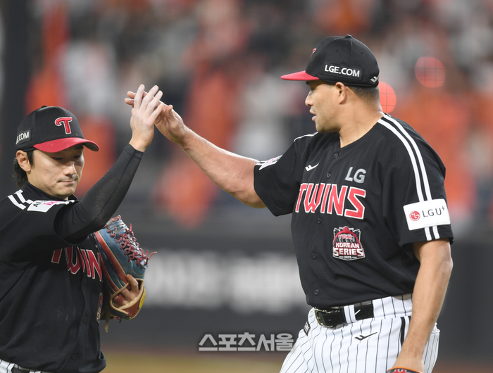 LG 선발투수 치리노스가 30일 대전 한화생명볼파크에서 열린 2025 KBO 한국시리즈 4차전 한화와 경기 5회말 2사2루 상대 문현빈을 내야땅볼로 처리한 후 신민재와 하이파이브르 하고 있다. 대전 | 최승섭기자 thunder@sportsseoul.com
