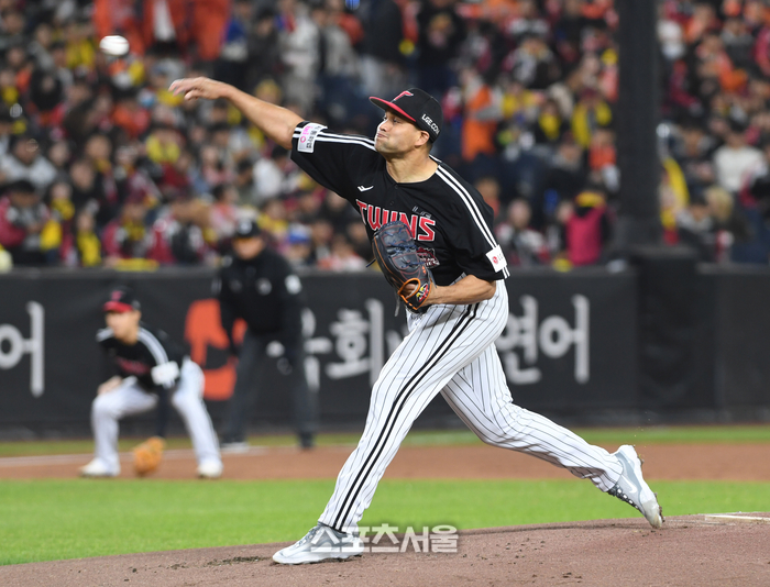 LG 치리노스가 30일 대전 한화생명볼파크에서 열린 2025 KBO리그 한화와 한국시리즈 4차전에 선바 등판해 힘차게 공을 던지고 있다. 대전 | 박진업 기자 upandup@sportsseoul.com