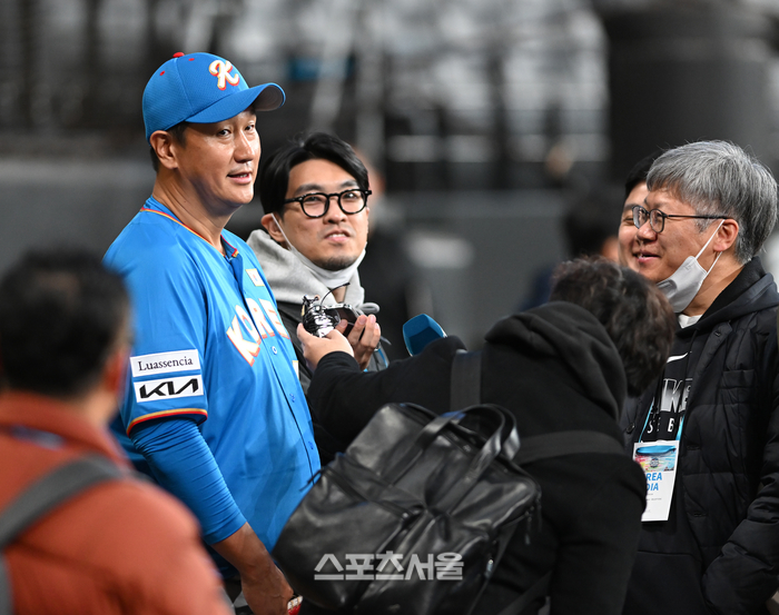 29일 일본 에스콘필드 홋카이도에서 ‘한일 드림 플레이어즈 게임’에 참가한 한국 선수들이 가볍게 몸을 풀었다. 이 게임은 한국과 일본 프로야구를 대표했던 스타들이 총 출동해 양국의 우정을 이어간다. 이대호가 인터뷰를 하고 있다. 사진 | 공동취재단