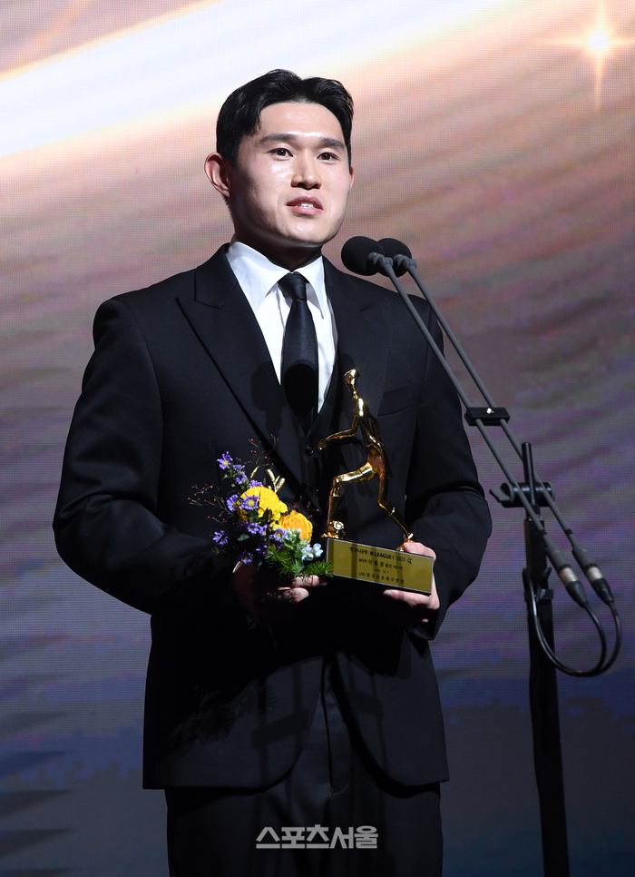 이동경이 지난달 1일 서울 서대문구 스위스그랜드호텔에서 열린 ‘하나은행 K리그 2025 대상 시상식’에서 K리그1 MVP를 수상한 뒤 소감을 밝히고 있다. 박진업 기자 upandup@sportsseoul.com