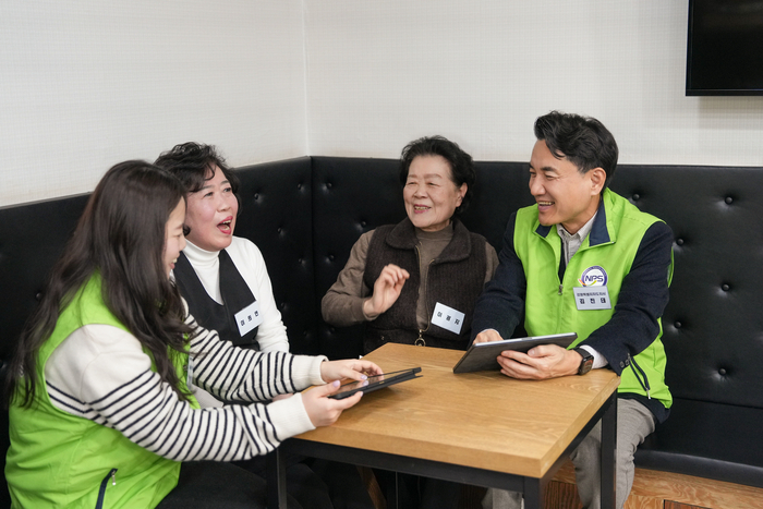 김진태 강원특별자치도지사가 춘천 지하상가 인근의 어르신 일터에서 2026년도 도정 방향인 ‘도민공감 행정’의 첫 번째로 찾아뵙는 기초연금 서비스를 설명하고 있다. 사진|강원특별자치도청