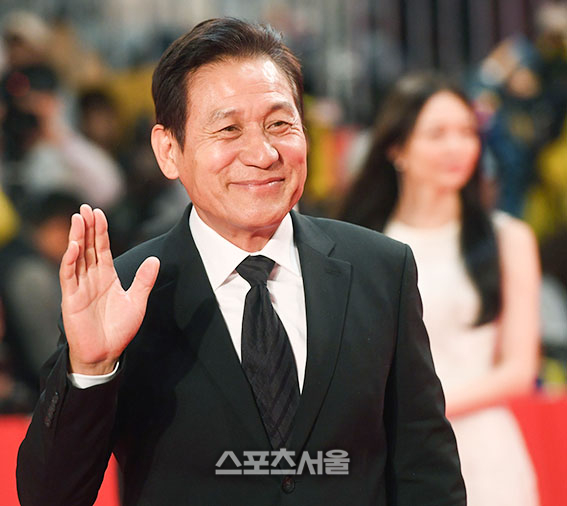 배우 안성기가 12일 부산 해운대구 영화의 전당에서 진행된 제 22회 부산국제영화제의 레드 카펫 행사에 참석해 입장하고있다. 2017.10.12. 부산 | 김도훈기자 dica@sportsseoul.com