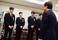 [포토] 고 안성기 빈소 찾아 유족 위로하는 최휘영 문체부 장관 