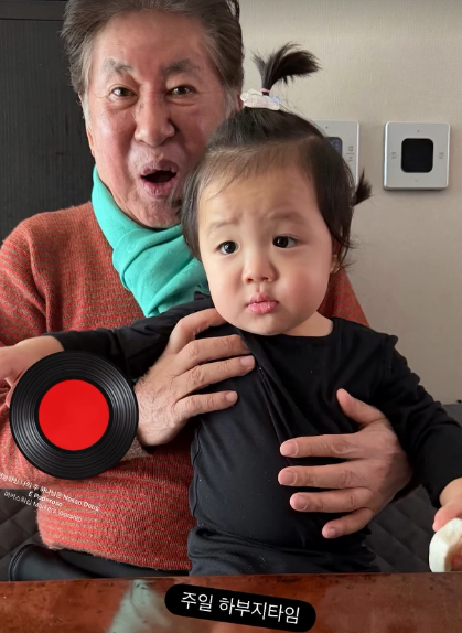 김용건, 늦둥이 아들 아닌 18개월 손자 안고 ‘하부지 타임’