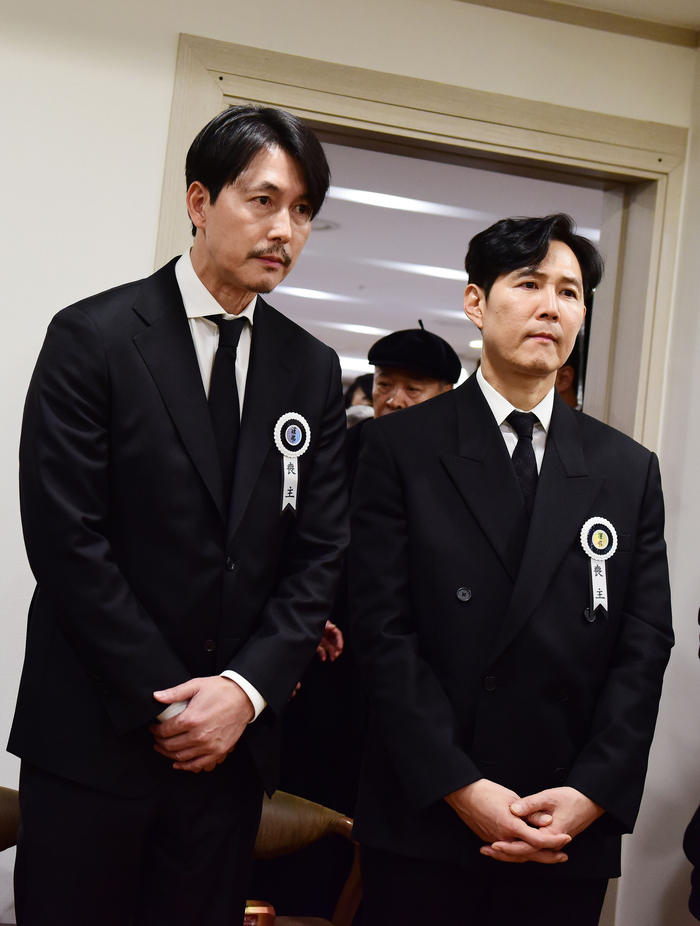 ‘국민배우’ 안성기 마지막 길, 이정재·정우성이 상주 자처하며 지켰다