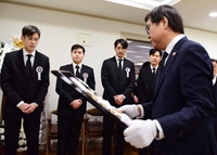 [포토] 고 안성기에 금관문화훈장 추서하는 문체부 장관