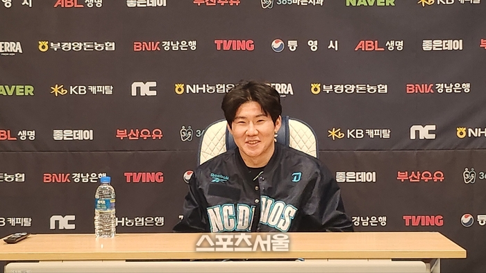 NC 박민우가 5일 마산종합운동장 올림픽기념관공연장에서 열린 신년회서 인터뷰에 임하고 있다. 마산 | 김민규 기자 kmg@sportsseoul.com