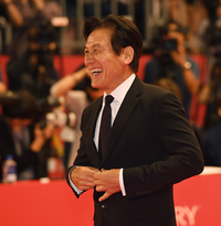 “배우이기 전에 위대한 어른”…故 안성기가 남긴 ‘품격’