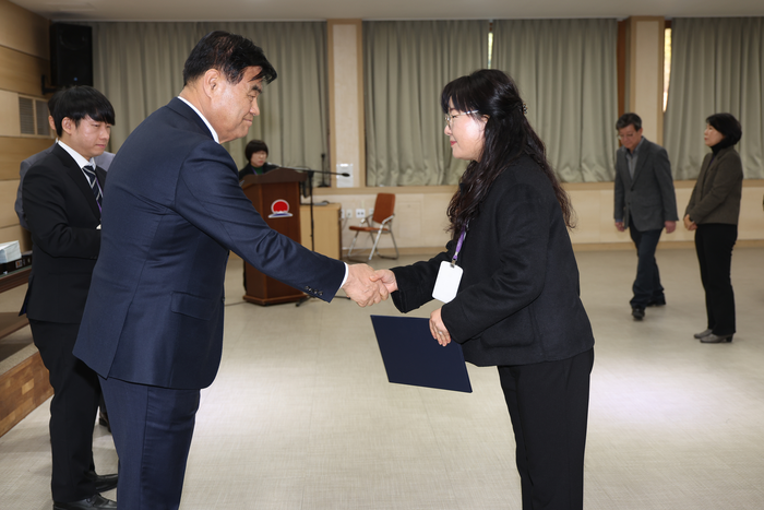 심규언 동해시장이 신규임용 공무원과 승진 등 인사발령 임용장을 수여하고 있다. 사진|동해시청