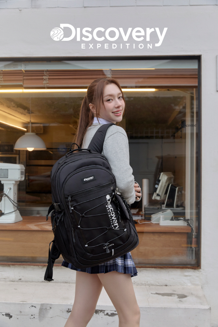 문샤넬이 픽한 ‘등교룩’은? 디스커버리 26SS 신상 백팩 눈길