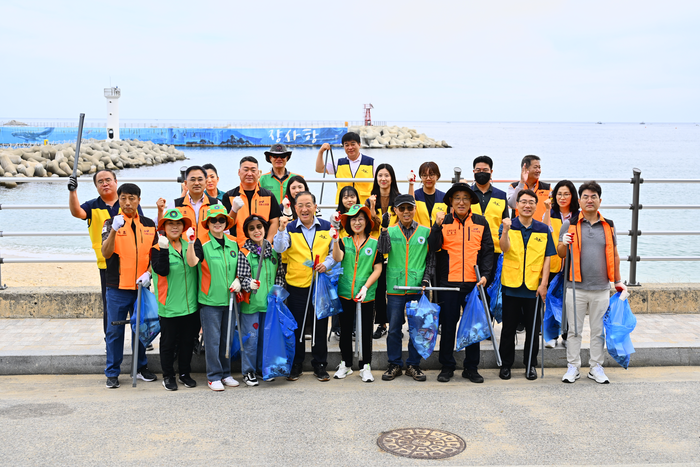 대한민국 새단장 일환 환경대청소 모습(2025년 9월 30일) 사진|속초시청