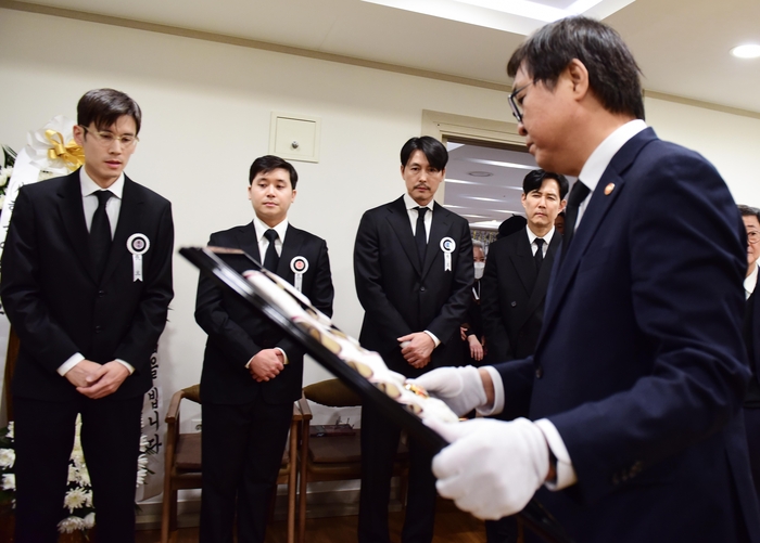 최휘영 문화체육관광부 장관이 5일 서울 서초구 서울성모병원에 마련된 고 안성기 빈소를 찾아 금관문화훈장을 추서했다. 2026.01.05. 사진공동취재단