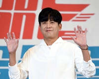 홍경민, 故 안성기 추모... “연락 끊긴 후배 번호까지 저장해주신 큰 어른”