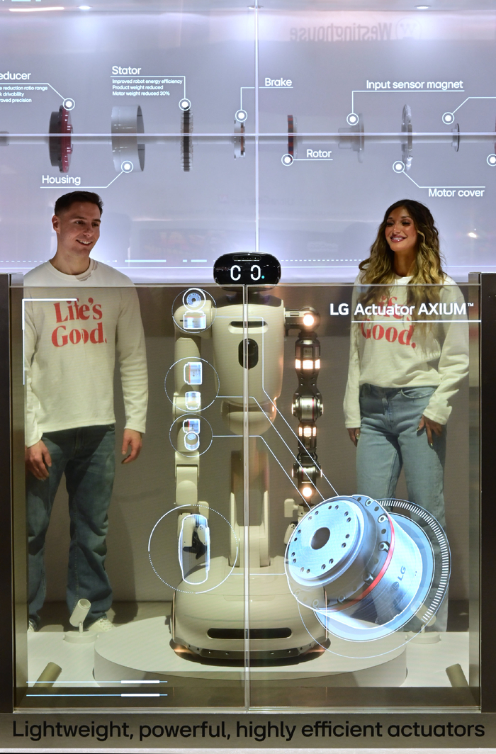 LG전자가 ‘CES 2026’에서 ‘제로 레이버 홈’에 한층 가까워진 모습을 구현하는 홈 로봇 ‘LG 클로이드’와 액추에이터 악시움을 투명 OLED 디스플레이를 소개한다. 사진 | LG전자