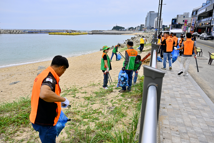 대한민국 새단장 일환 환경대청소 모습(2025년 9월 30일) 사진|속초시청