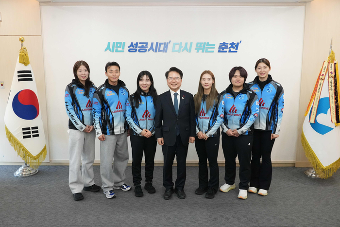 육동한 시장, 춘천시청 컬링팀 접견