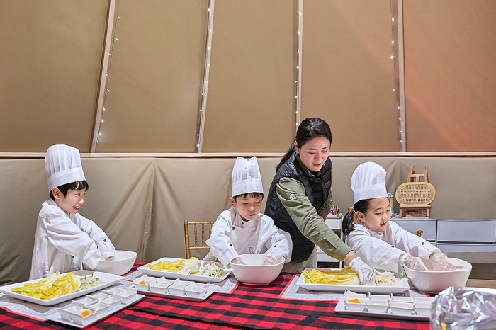 윈터 키즈 캠프에서는 워커힐 ‘수펙스(SUPEX) 물김치’ 만들기 프로그램이 진행된다. 사진ㅣ워커힐 호텔앤리조트