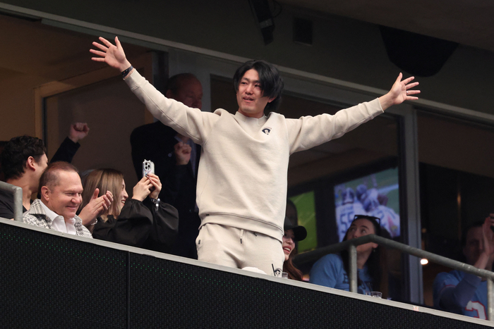 휴스턴 이마이 다츠야가 5일 미국 텍사스주 휴스턴의 NRG 스타디움에서 열린 2025~2026 NFL 인디애나폴리스와 휴스턴의 경기 현장을 찾아 팬들에게 인사하고 있다. 사진 | 휴스턴=Imagn Images 연합뉴스