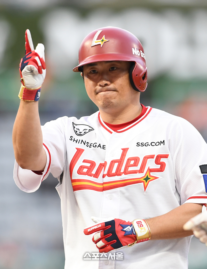 SSG 이지영이 16일 인천SSG랜더스필드에서 열린 2025 KBO리그 한화와 경기 1회말 2사 2루 상황에서 한화 선발 와이스를 상대로 1타점 적시타를 치고 세리머니를 하고 있다. 문학 | 박진업 기자 upandup@sportsseoul.com