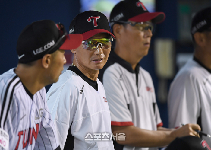 박경완 코치 빈자리, 日 스즈키 코치 채운다…‘디펜딩 챔피언’ LG, 2026시즌 코치진 보직 확정