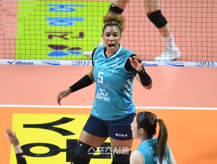 결국 실바가 끝냈다…GS칼텍스, 풀세트 접전 끝에 페퍼 잡고 2연승+3위 맹추격