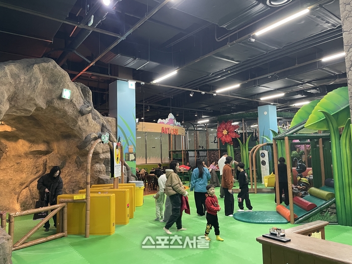 아이들의 시선을 뺏는 곳은 단연 ‘앤트월드’다. 개미굴을 모티프로 한 대형 실내 놀이터는 미끄럼틀과 볼풀 등 아이들이 몸으로 부딪치며 에너지를 쏟아낼 수 있는 최적의 공간이다. 홍천 | 원성윤 기자 socool@sportsseoul.com