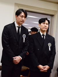 정우성·이정재, 국민배우의 마지막 길 함께한다…안성기 빈소에서 조문객 맞이, 운구까지 맡아 끝까지