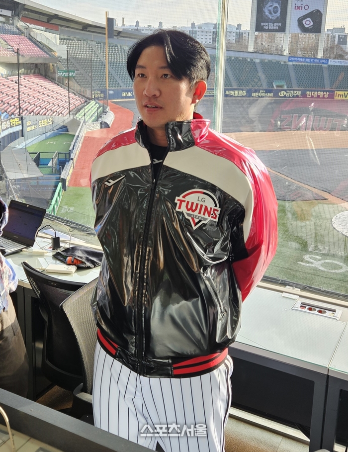 LG 장시환이 6일 서울 잠실구장에서 열린 2026년 LG 신년인사회 후 취재진 인터뷰에 응하고 있다. 잠실 | 강윤식 기자 skywalker@sportsseoul.com