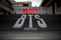 방탄소년단, 문화예술의 상징 세종문화회관 덮었다