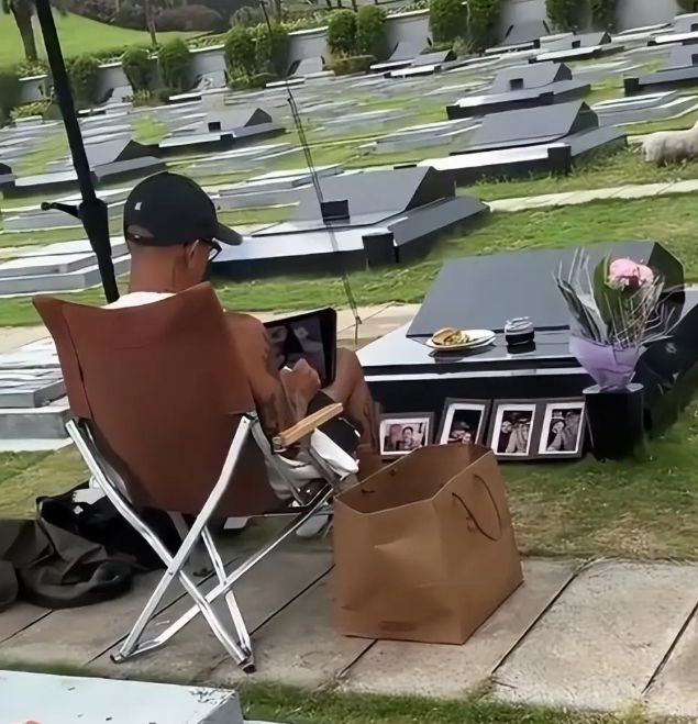 새해에도 변함없다…구준엽, 故 서희원 묘비 닦으며 하루 시작