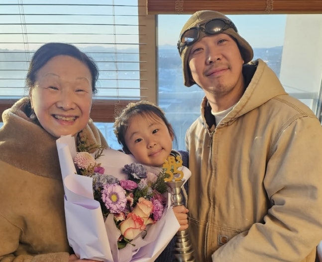 하하 딸 송이, 할머니 ‘융드옥정’과 붕어빵 외모 눈길