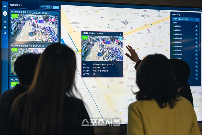 유동인구가 많은 곳에 인공지능 카메라를 설치해 다중밀집지역 안전관리를 하고 있다. 제공=수원시
