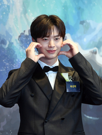 [포토]볼 하트 만들어 보이는 육성재